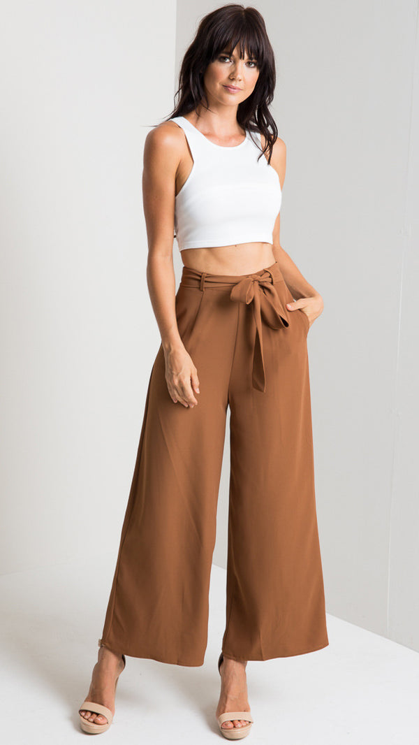 Pantalón Cropped Cintura Alta con Tirantes y Pierna Ancha