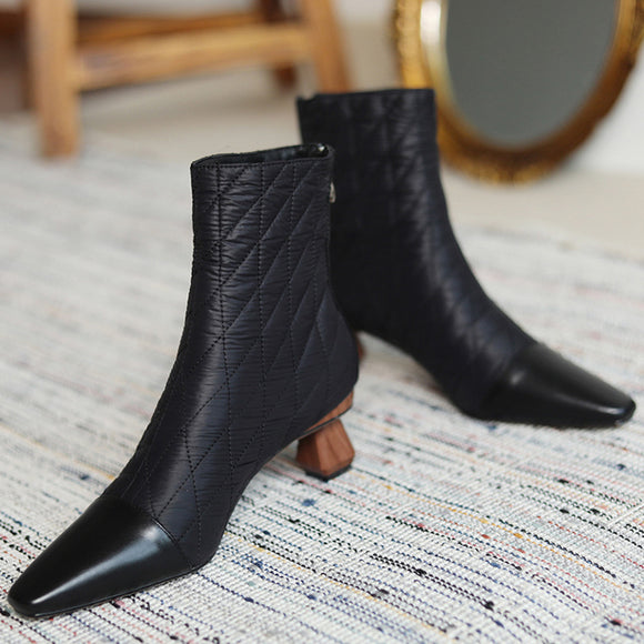 Botas Cortas con Tacón Grueso y Detalles a Juego