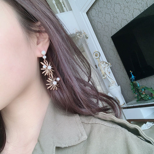 Aretes de Perla y Aleación - Diseño Floral Elegante - Image 4