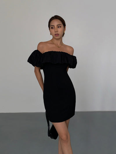 Vestido Negro Elegante con Volante y Hombro Descubierto - Image 13