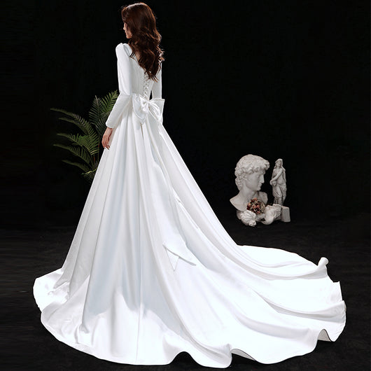 Vestido Minimalista Hepburn con Cola Elegante - Image 9
