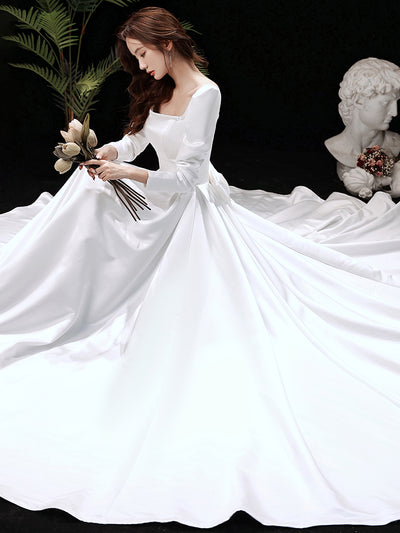 Vestido Minimalista Hepburn con Cola Elegante - Image 13