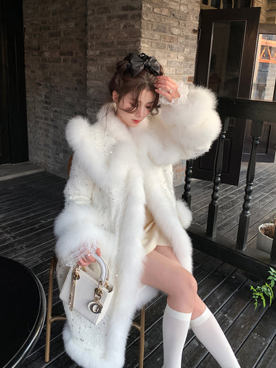 Abrigo Elegante de Plumas con Zorro y Detalles Perlados - Image 12