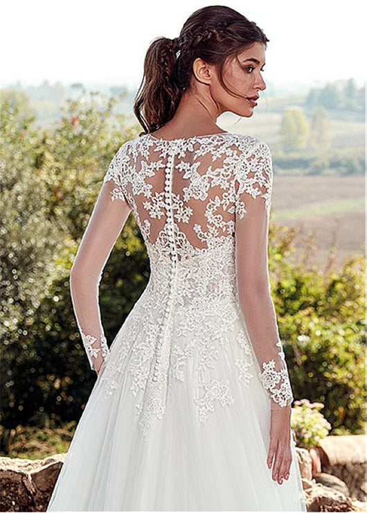 Vestido de Novia Elegante con Cuello Alto, Encaje y Cola Larga - Image 12