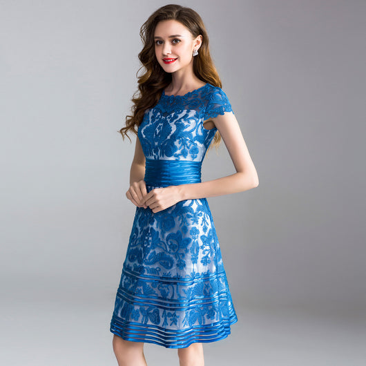 Vestido Entallado de Manga Corta con Bordado