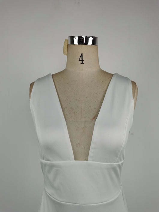 Vestido de Novia Elegante Escote V sin Mangas con Cola Larga - Image 14