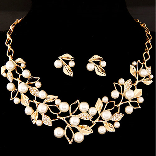 Gold-toned heart-shaped necklace and dangle earrings set with clear rhinestones and faux pearls. - Image 10
