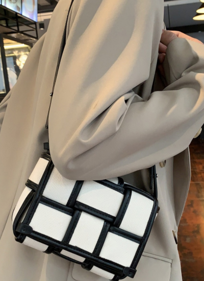 Bolsa de Lona Blanca y Negra con Contraste Elegante - Image 9