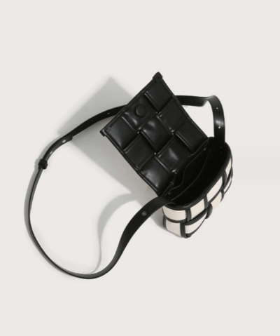Bolsa de Lona Blanca y Negra con Contraste Elegante - Image 12