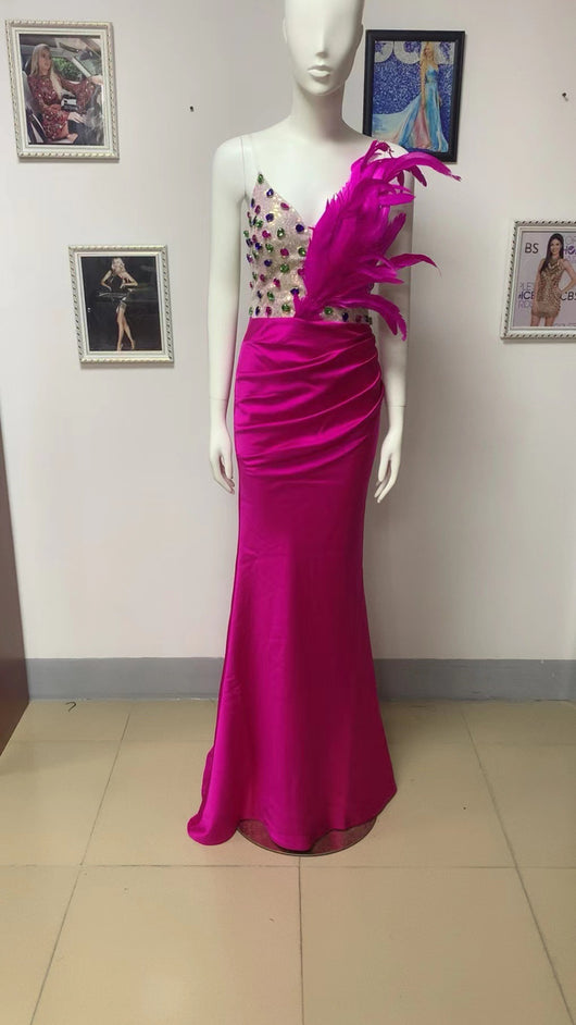Vestido Ajustado con Detalles de Plumas y Cintura Alta - Image 9
