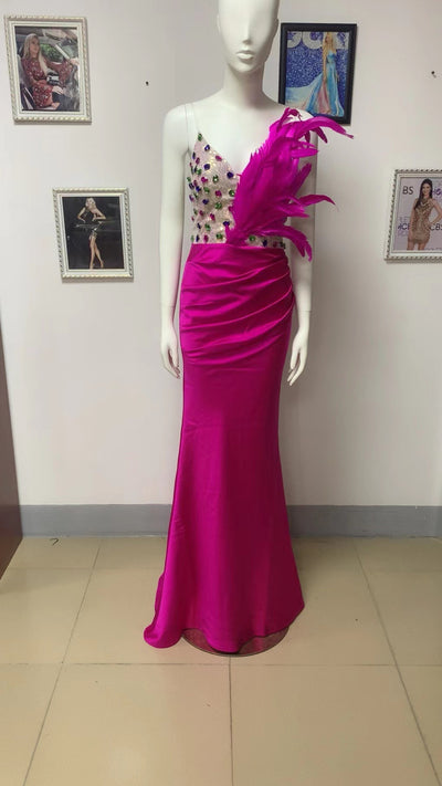 Vestido Ajustado con Detalles de Plumas y Cintura Alta - Image 16