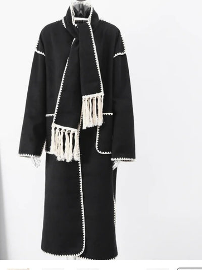 Abrigo Largo de Lana para Mujer con Detalles de Encaje y Borlas - Image 9