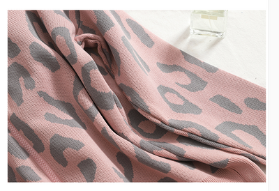 Conjunto Tres Piezas Estampado Leopardo con Chaleco y Cardigan con Capucha - Image 10
