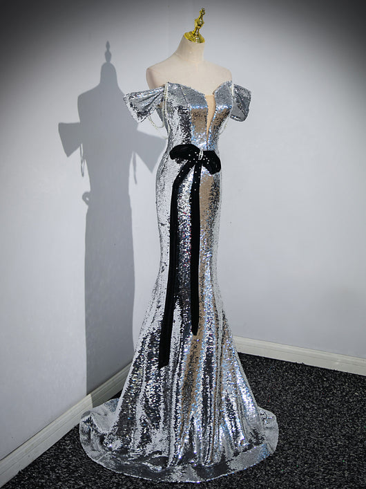 Vestido de Noche Elegante con Hombros Descubiertos y Lentejuelas Plateadas - Image 10