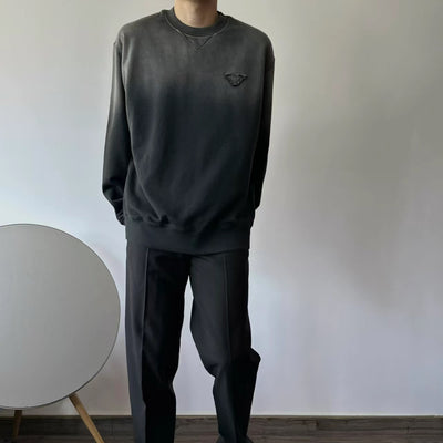Suéter Cuello Redondo Degradado Gris Desgastado Triángulo Invertido Unisex - Image 9