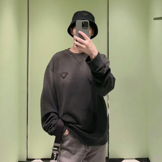 Suéter Cuello Redondo Degradado Gris Desgastado Triángulo Invertido Unisex - Image 10