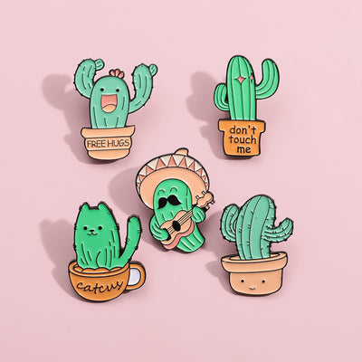 Pin Accesorio de Cactus Bailarín con Insignia Dorada 'M' - Image 13