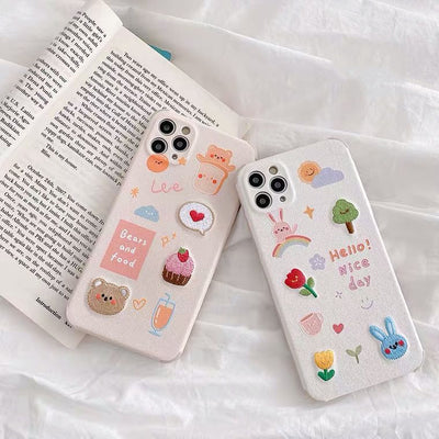 Funda para iPhone con Diseño Bordado de Osito y Conejito