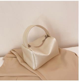 Bolso de Mano con Cadena Dorada - Diseño Versátil Primavera - Image 34