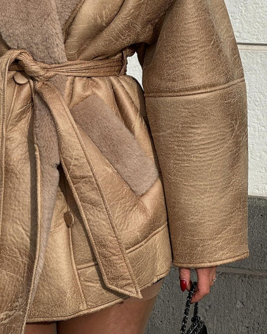 Abrigo Elegante para Mujer con Cinturón y Cuello de Piel Sintética - Image 16