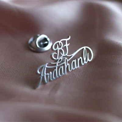 Broche de Acero Inoxidable Personalizado con Letras en Inglés - Image 13