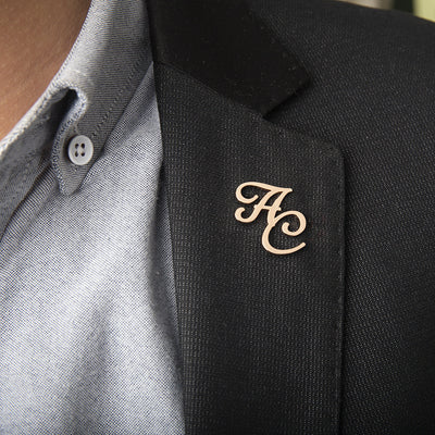 Broche de Solapa Doble Letra para Traje Ejecutivo - Image 8