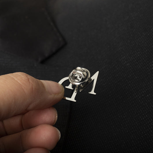 Broche de Solapa Doble Letra para Traje Ejecutivo - Image 10