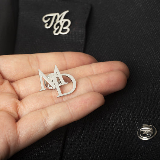 Broche de Solapa Doble Letra para Traje Ejecutivo - Image 12