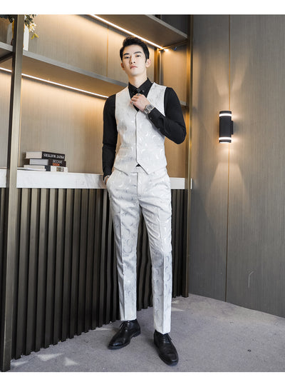 Traje de Tres Piezas Elegante con Detalles Grabados para Bodas - Image 16