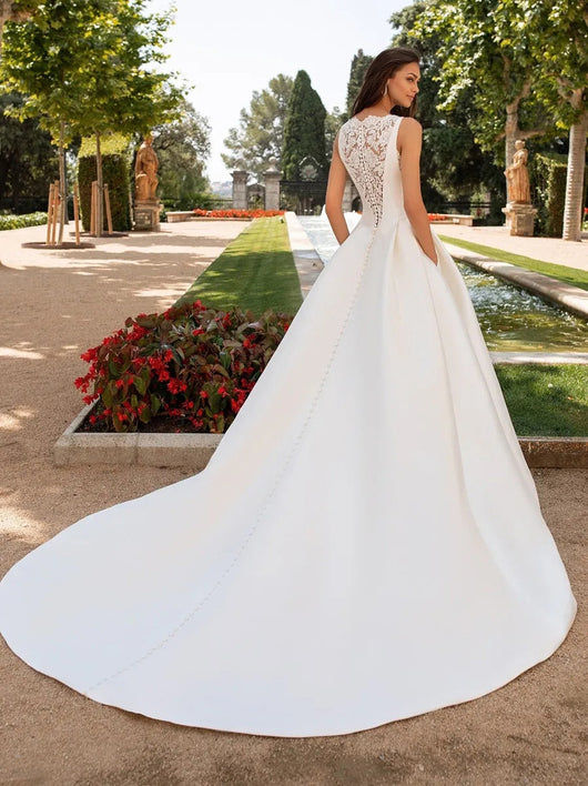 Vestido de Novia Elegante con Encaje Francés y Cola Satinada - Image 11