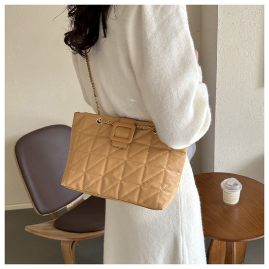 Bolso de Hombro Acolchado Estilo Chanel con Cadena Dorada - Image 18