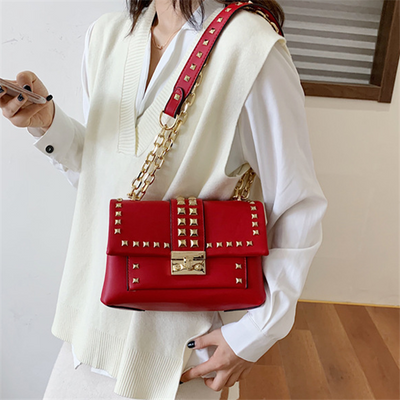 Bolso de Hombro con Cadena y Tachuelas - Image 16