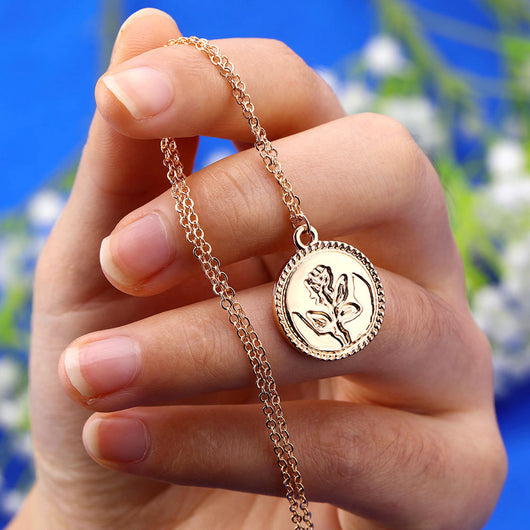 Cadena de Clavícula con Moneda Rosa en Diseño Minimalista - Image 3