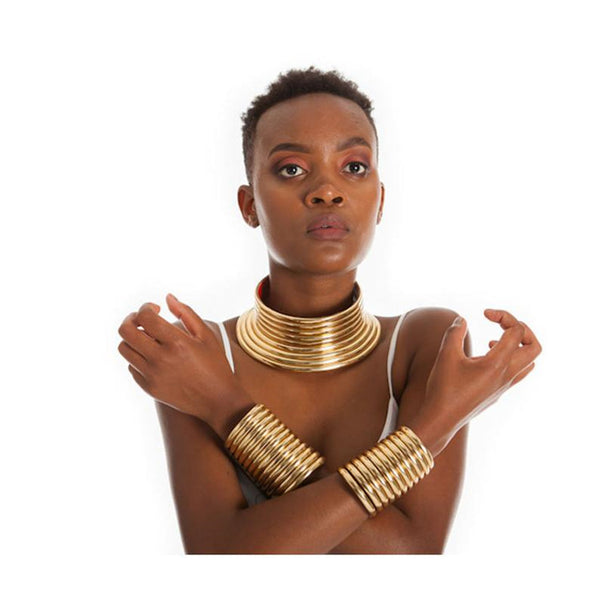 Conjunto de Joyas Europeas: Collar, Anillo y Pulsera de Manos Entrelazadas