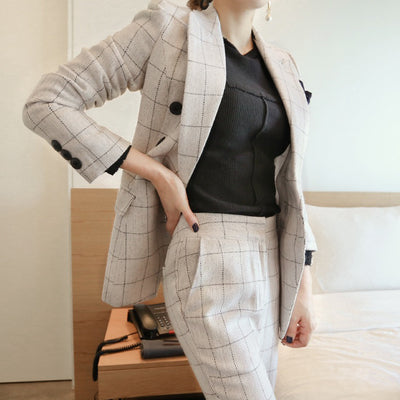 Traje Ejecutivo para Mujer con Solapa y Doble Botonadura - Image 2