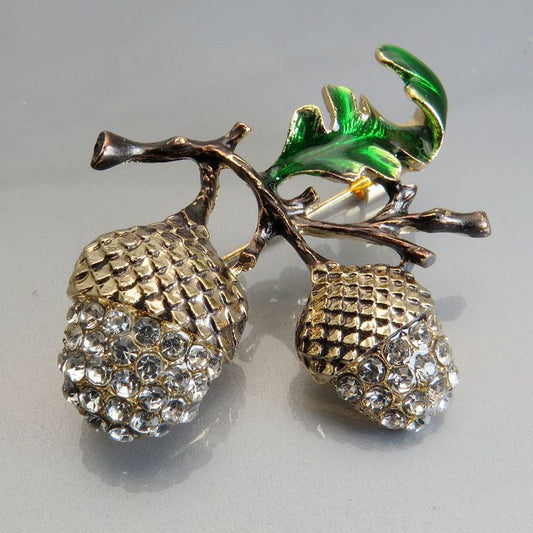 Broche de Piña de Avellano