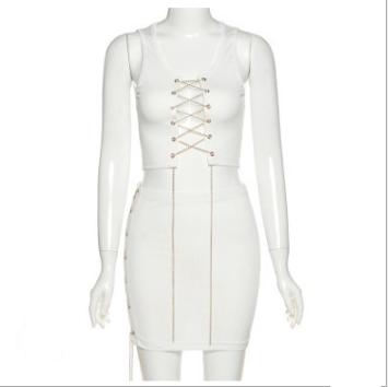 Vestido Casual Corto con Escote Strapless y Cadena Decorativa - Image 10
