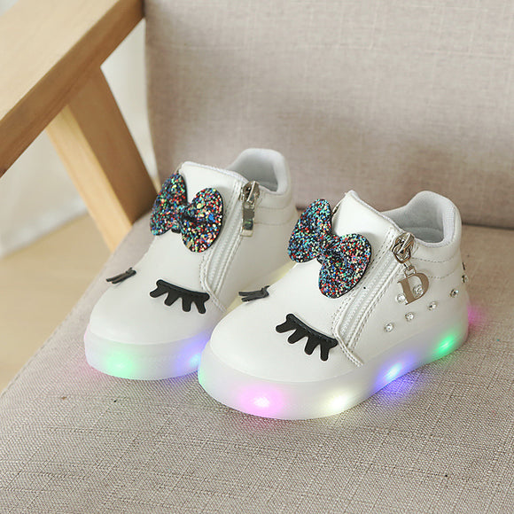 Zapatos infantiles con luces LED y detalles brillantes