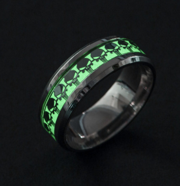 Anillo de Calavera Luminosa en Titanio - Joya Punk Clásica y Audaz - Image 2