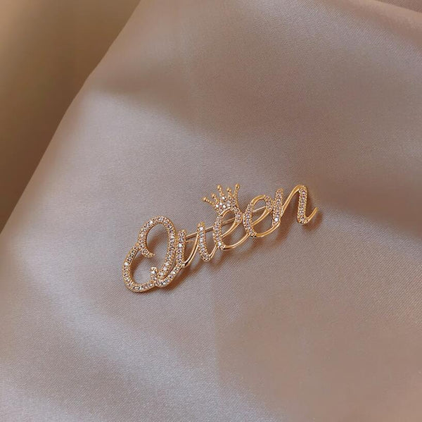 Broche Corona de Diamantes con Letras en Inglés - Image 7
