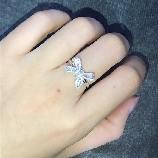Anillo de Diamante Simulado con Moño - Joya de Lujo y Elegancia para Novia - Image 2