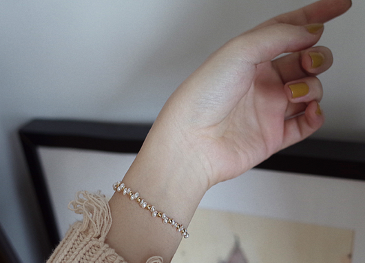 Pulsera Dorada con Bolsita Tejida de Perlas Naturales y Diseño Estelar - Image 8