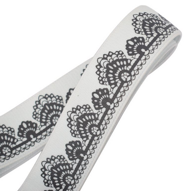 Beige elastic no-buckle belt with adjustable clips, designed for an invisible and comfortable fit. - Image 4