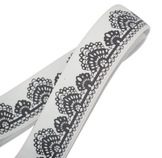 Beige elastic no-buckle belt with adjustable clips, designed for an invisible and comfortable fit. - Image 4