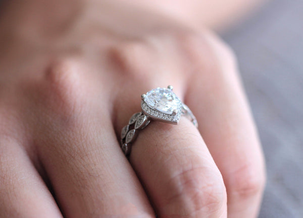 Anillo de Circonita con Incrustaciones en Forma de Gota de Agua