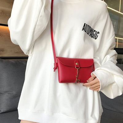 Funda Minimalista para Celular con Colgante de Venado Metálico - Image 2