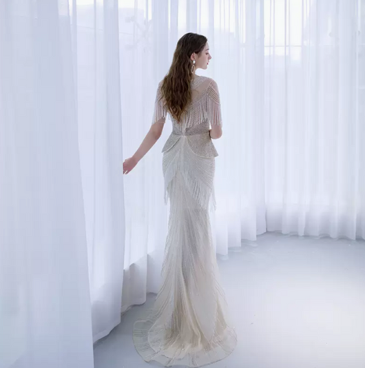 Vestido de Noche Elegante con Cola Sirena y Detalles de Borlas - Image 4