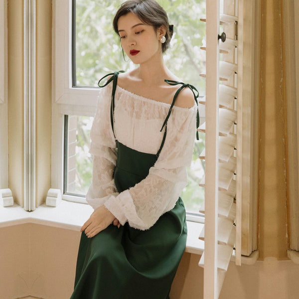 Blusa Blanca de Manga Larga con Falda de Tirantes