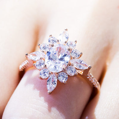 Anillo de Flor con Diseño Copo de Nieve en Oro Rosado - Circonita Cúbica