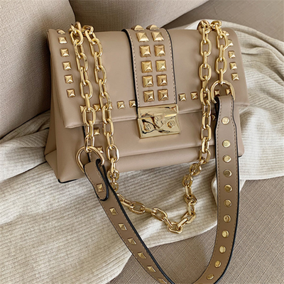 Bolso de Hombro con Cadena y Tachuelas - Image 25